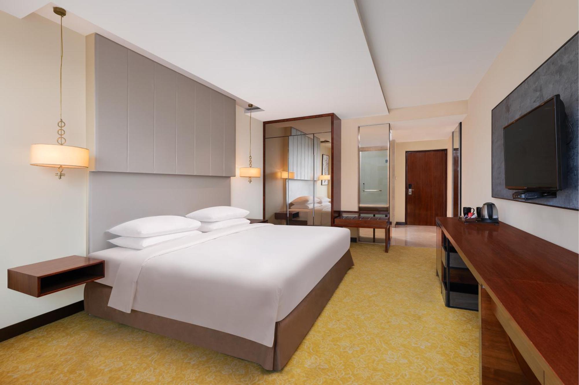 Executive Room 1 King Club benefits INR 500 meal credit per of Food & Beverages Laundry One way Airport Transfers need 4 hours prior request