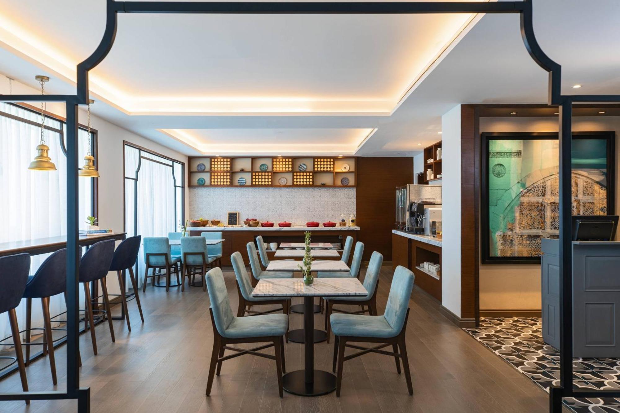 Executive Room 1 King Club benefits INR 500 meal credit per of Food & Beverages Laundry One way Airport Transfers need 4 hours prior request