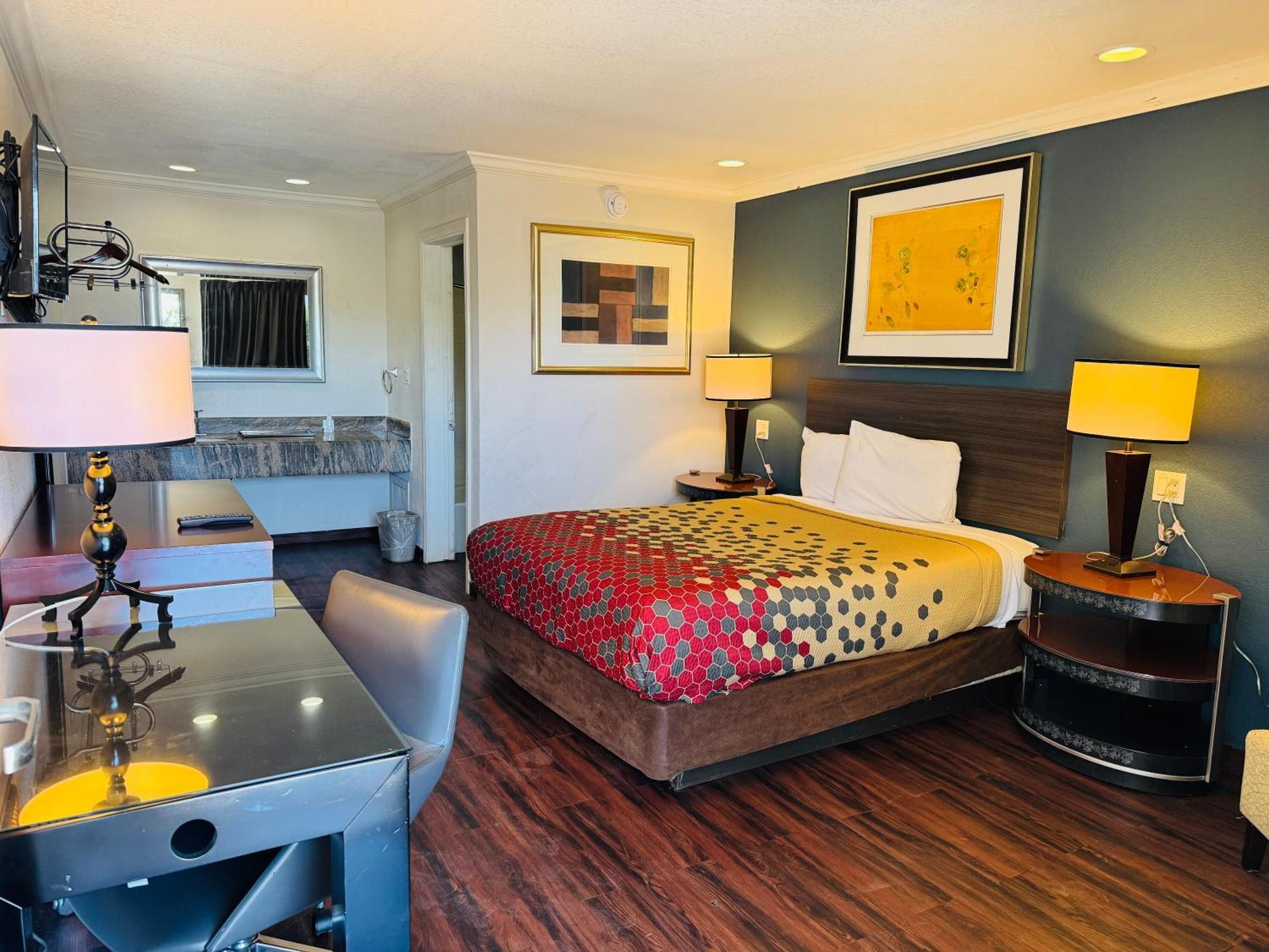 Queen Room with Bathtub w/Grab Bars - Mobility Accessible/Non-Smoking