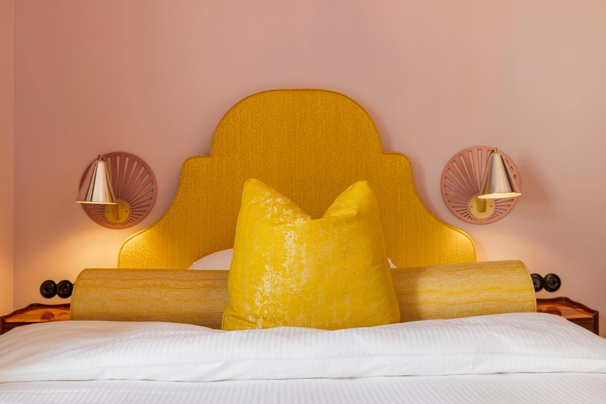 Superior Single Room Queen-Size Bed