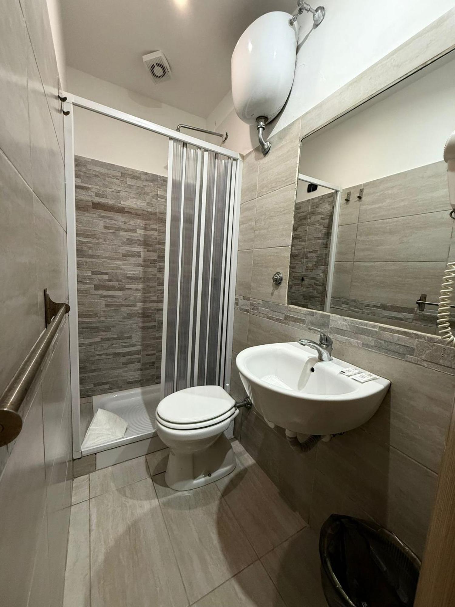 Double or Twin Room Private Bathroom