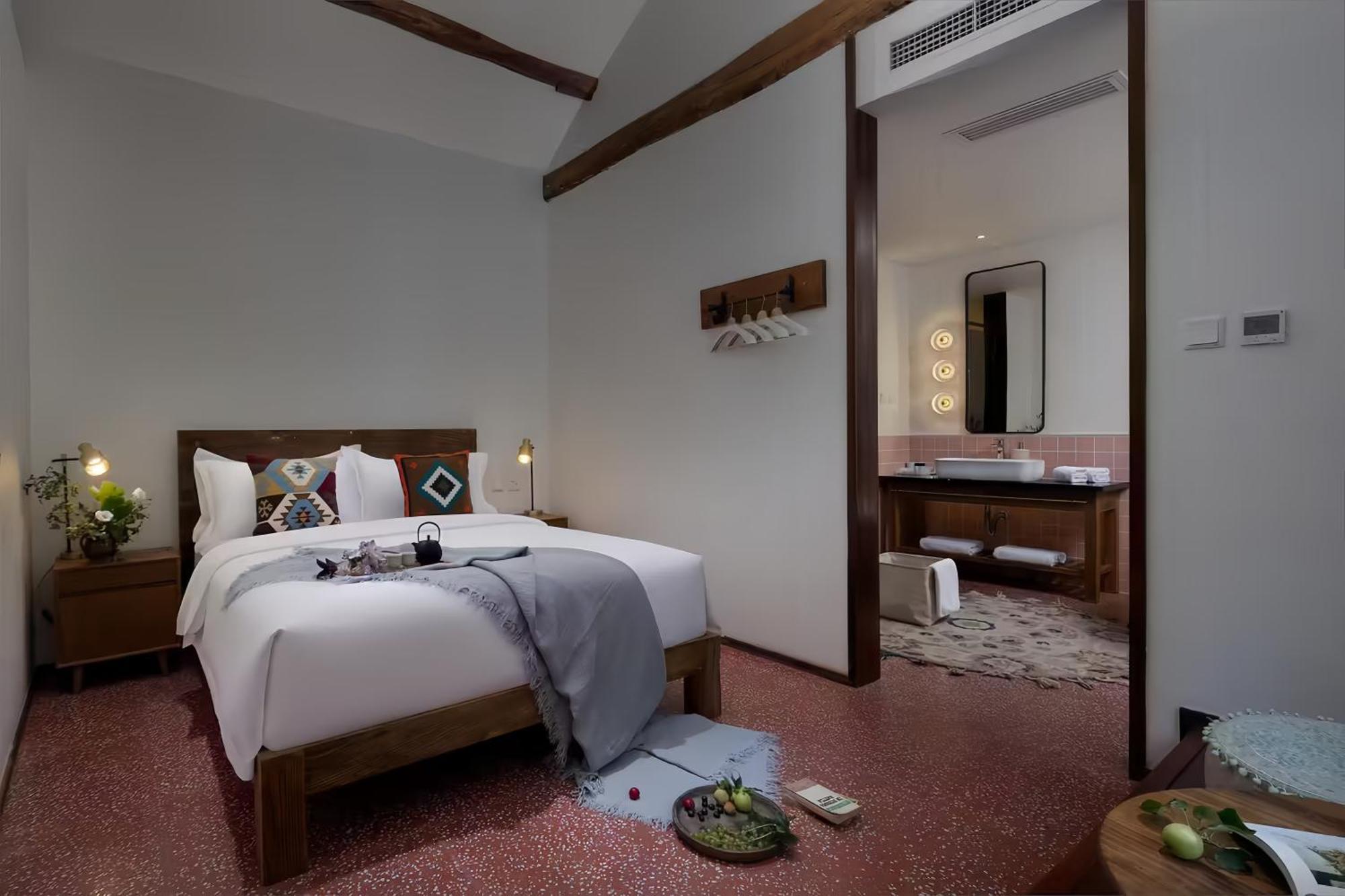 Deluxe Double Room Bath