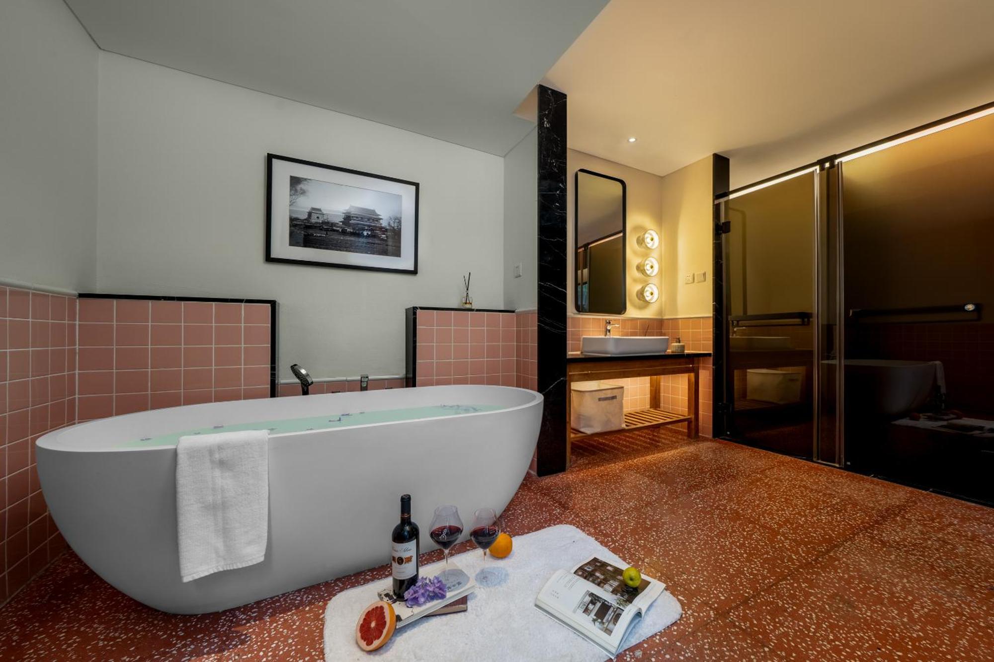 Deluxe Double Room Bath