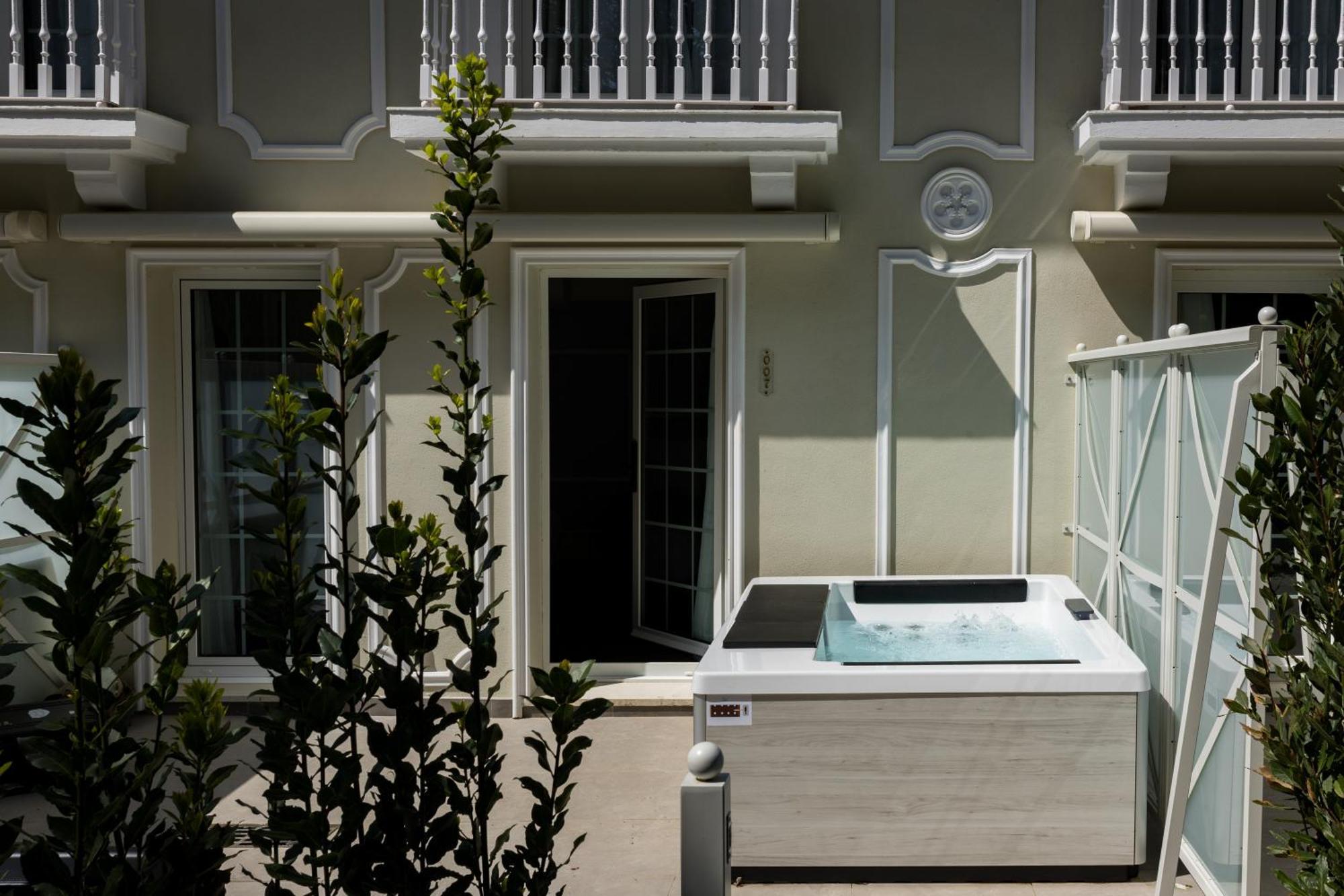 Deluxe Room Jacuzzi on the Terrace