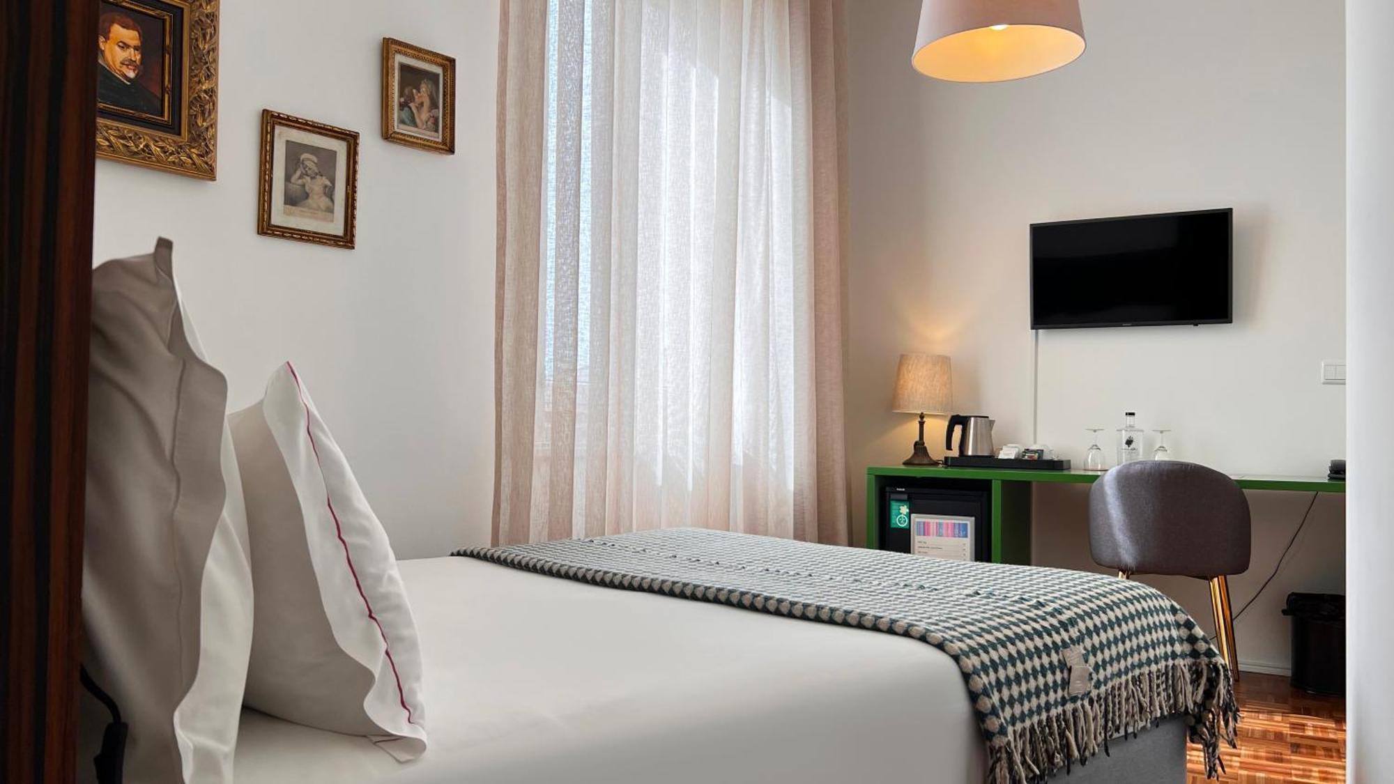 Quarto com Cama de Casal ou 2 de Solteiro