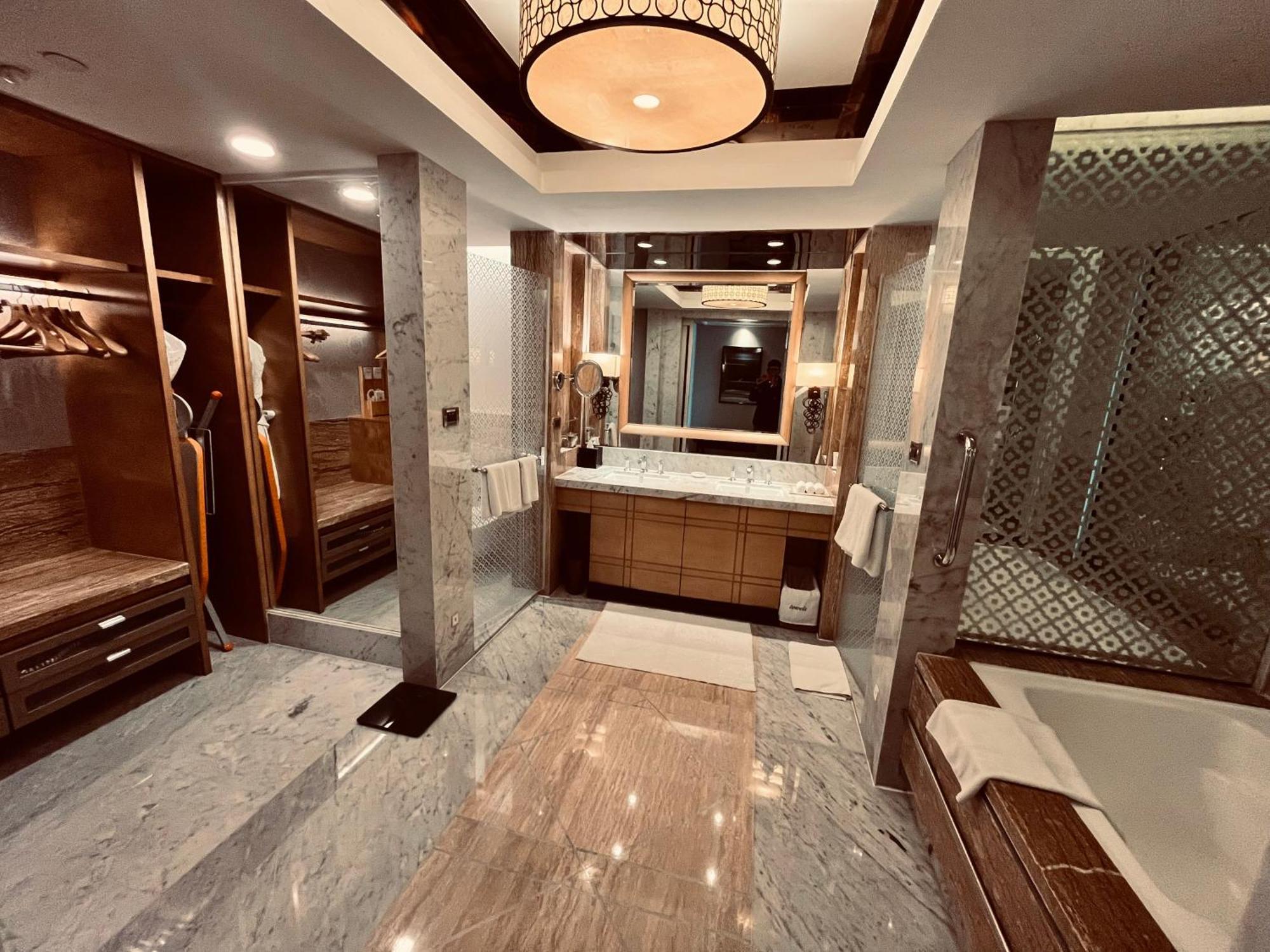 Towers Larger Guest room 1 King or 2 Twin or Single Beds