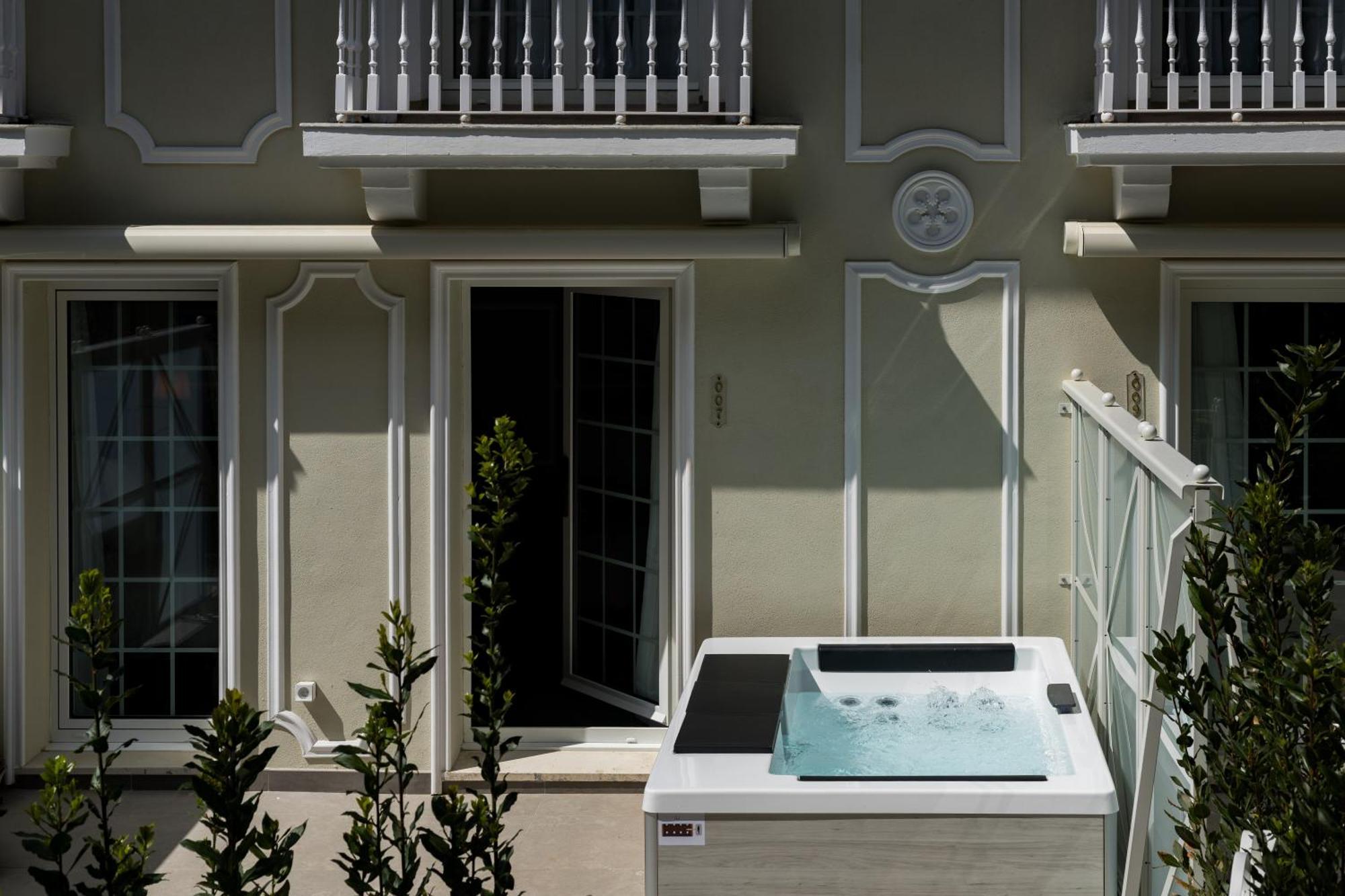 Deluxe Room Jacuzzi on the Terrace