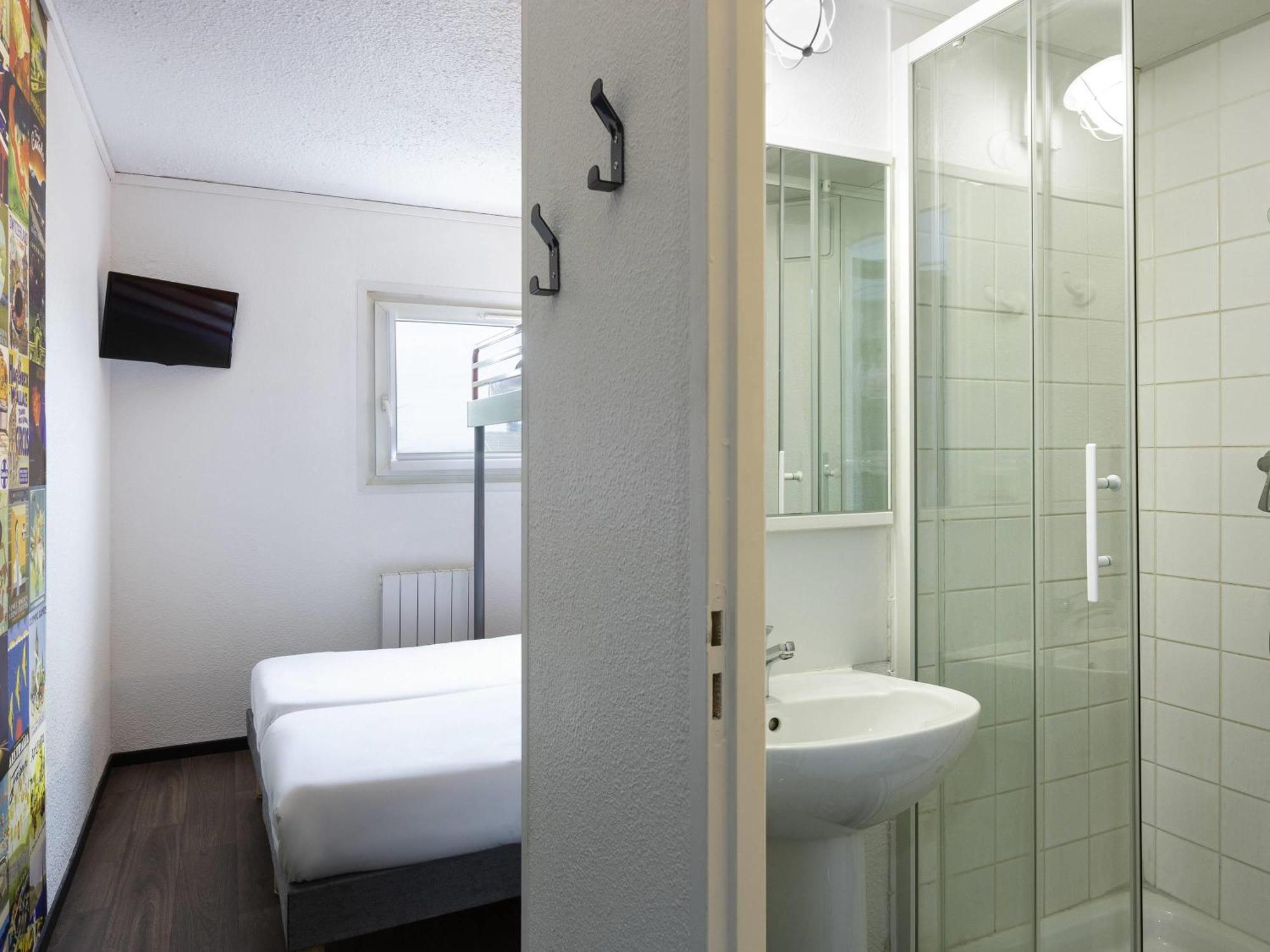 Chambre avec 1 Lit Double et Salle de Bains