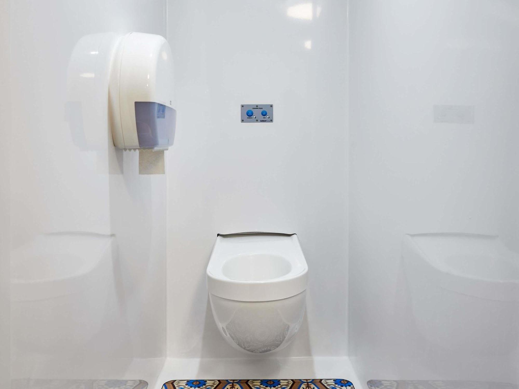 Chambre Break avec 3 Lits Simples Superposés et Salle de Bains Commune