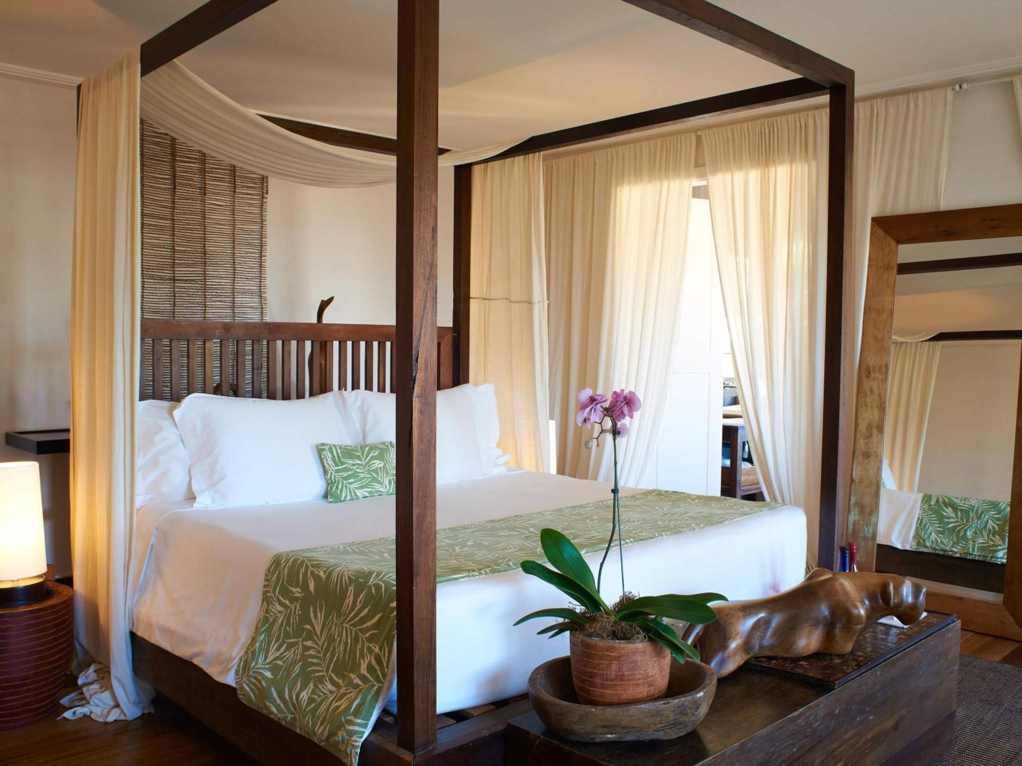 Junior Suite mit Kingsize-Bett, Wohnbereich und Aussicht
