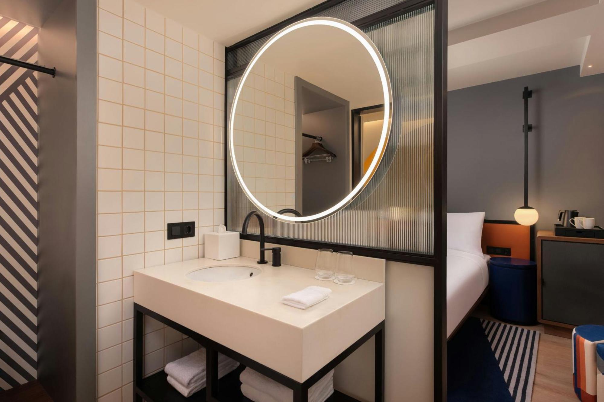 Aloft Queen Room