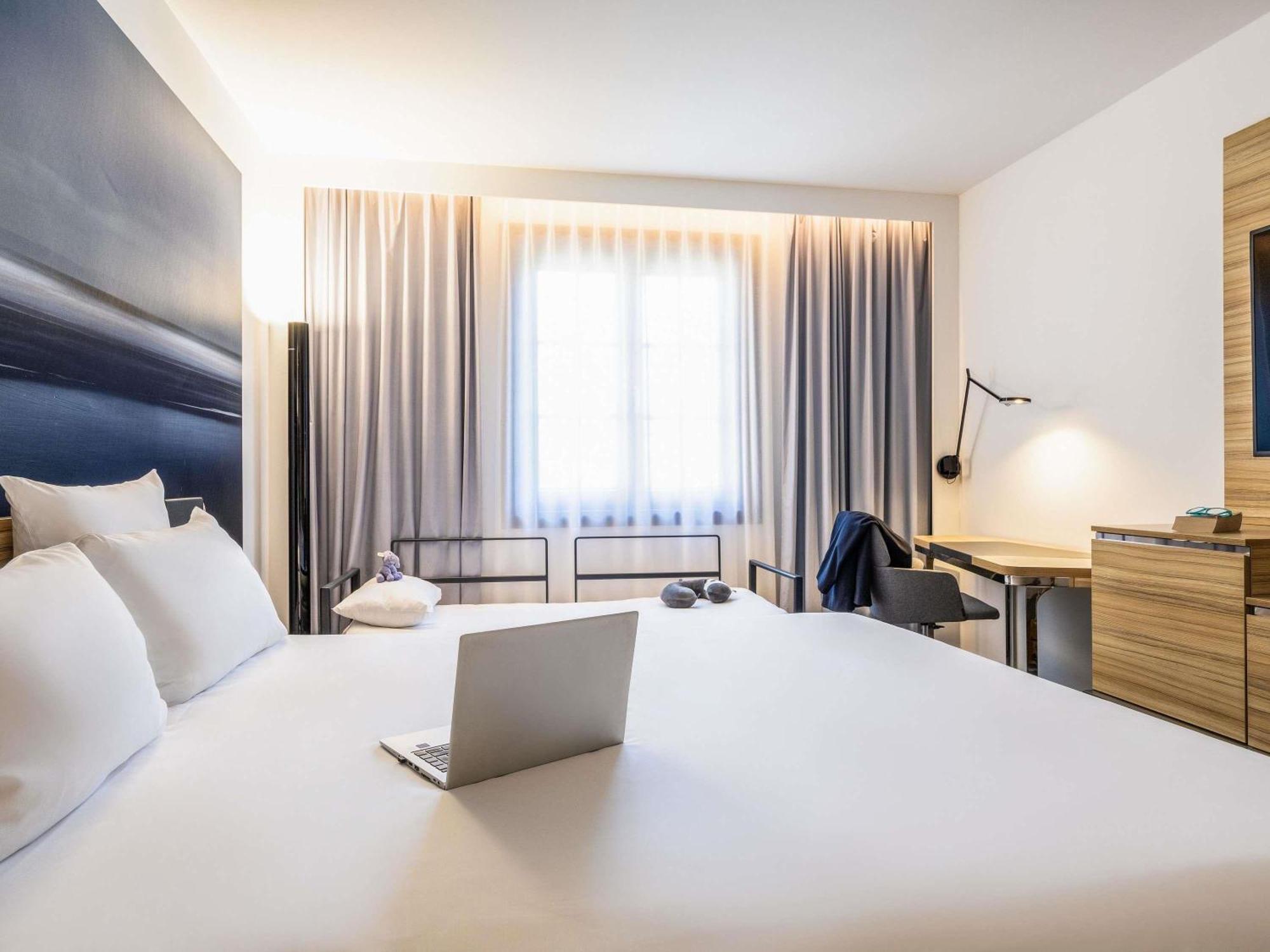 Quarto Superior com 1 Cama de Casal e Sofá