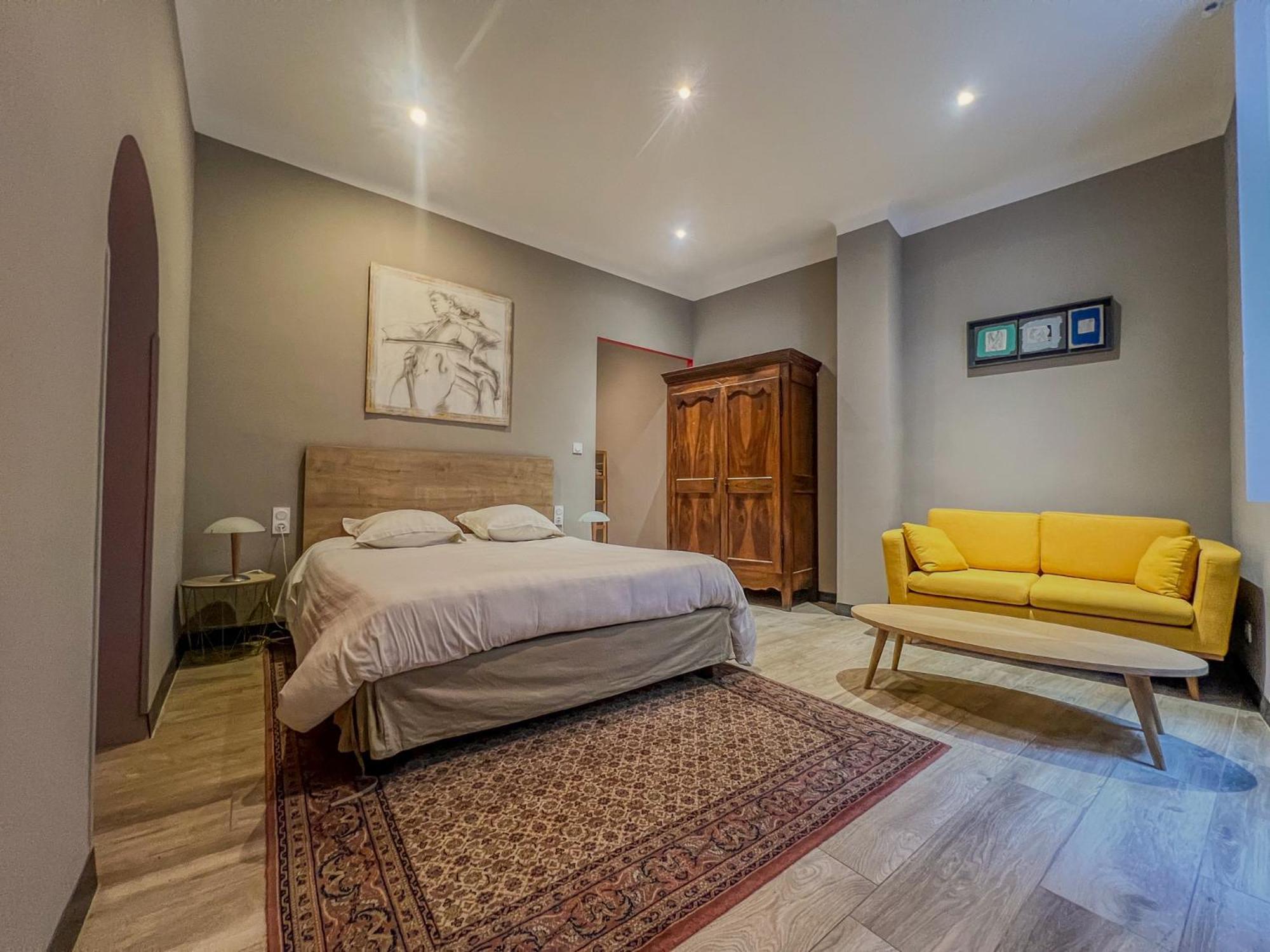 Double Room,1743033599:JPEG
