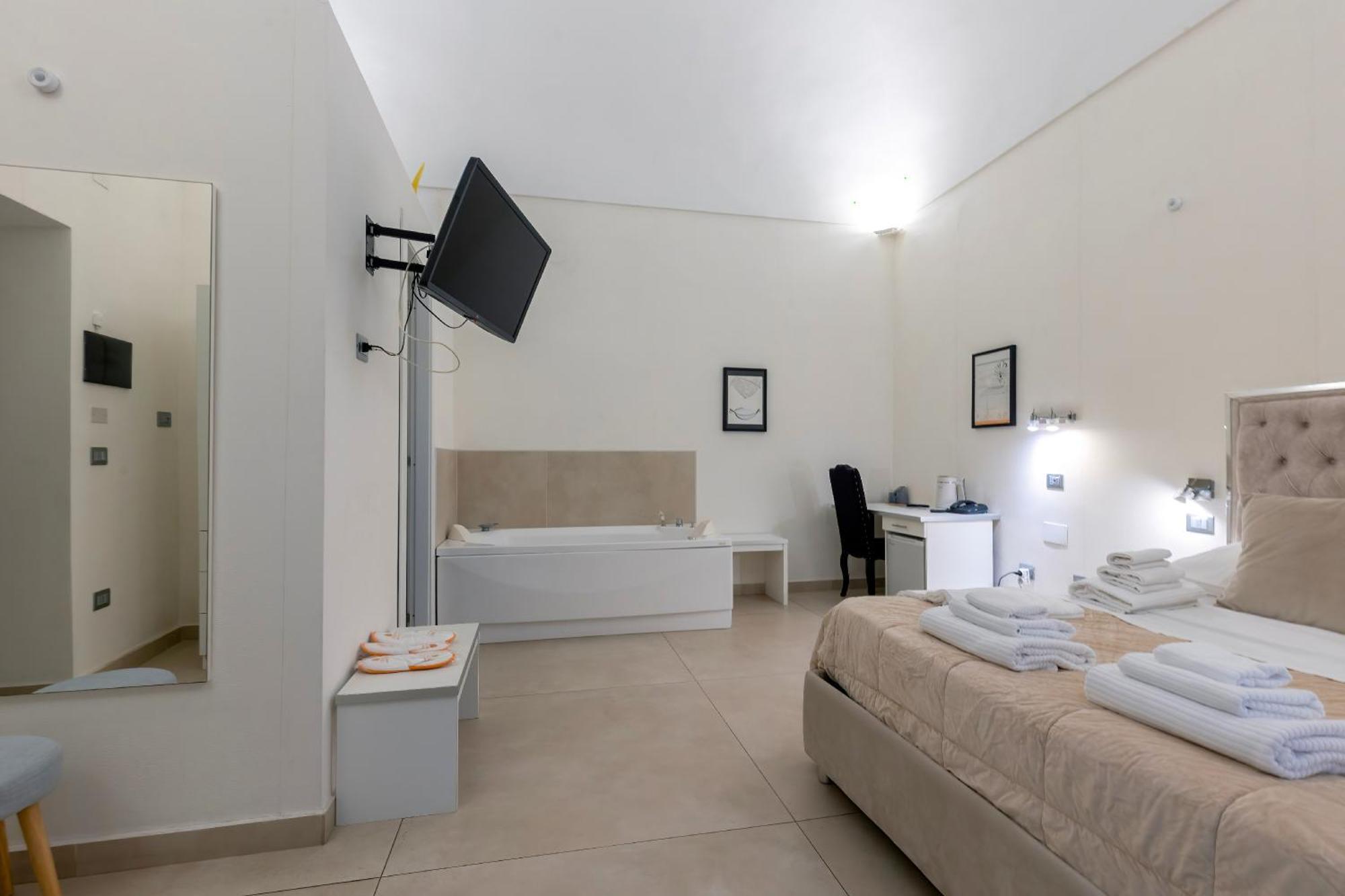 Deluxe Suite Spa Bath