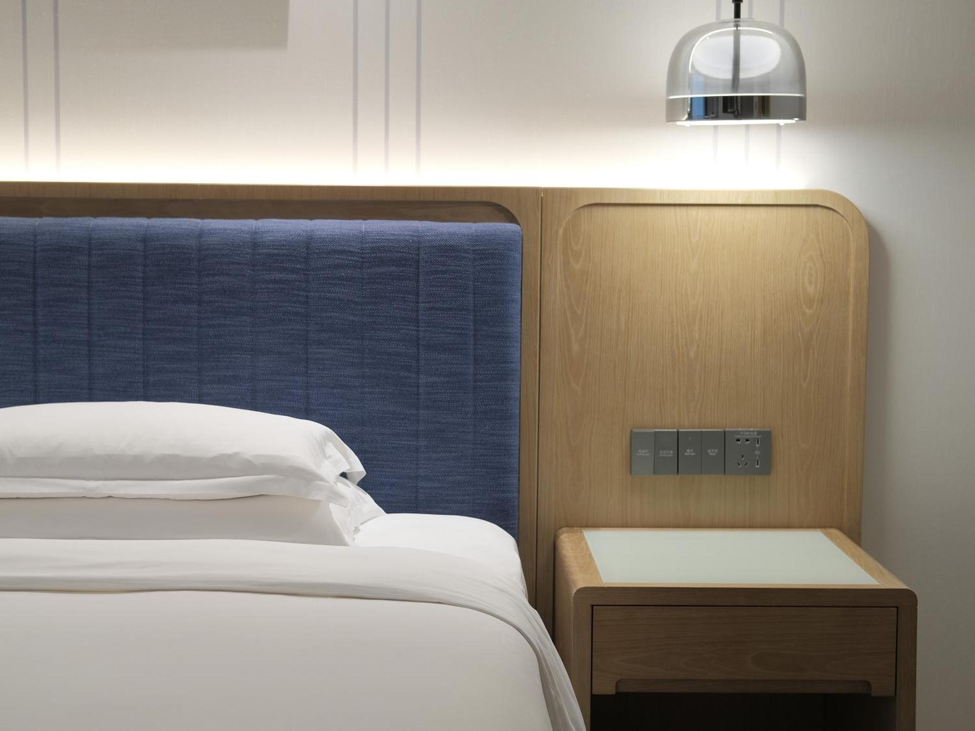Standard King Room Accessible