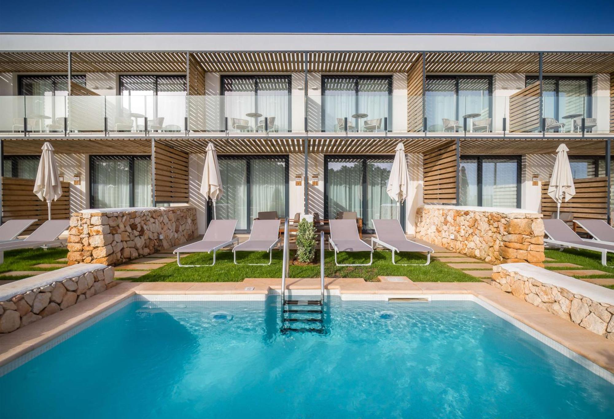Deluxe Semi Private Pool