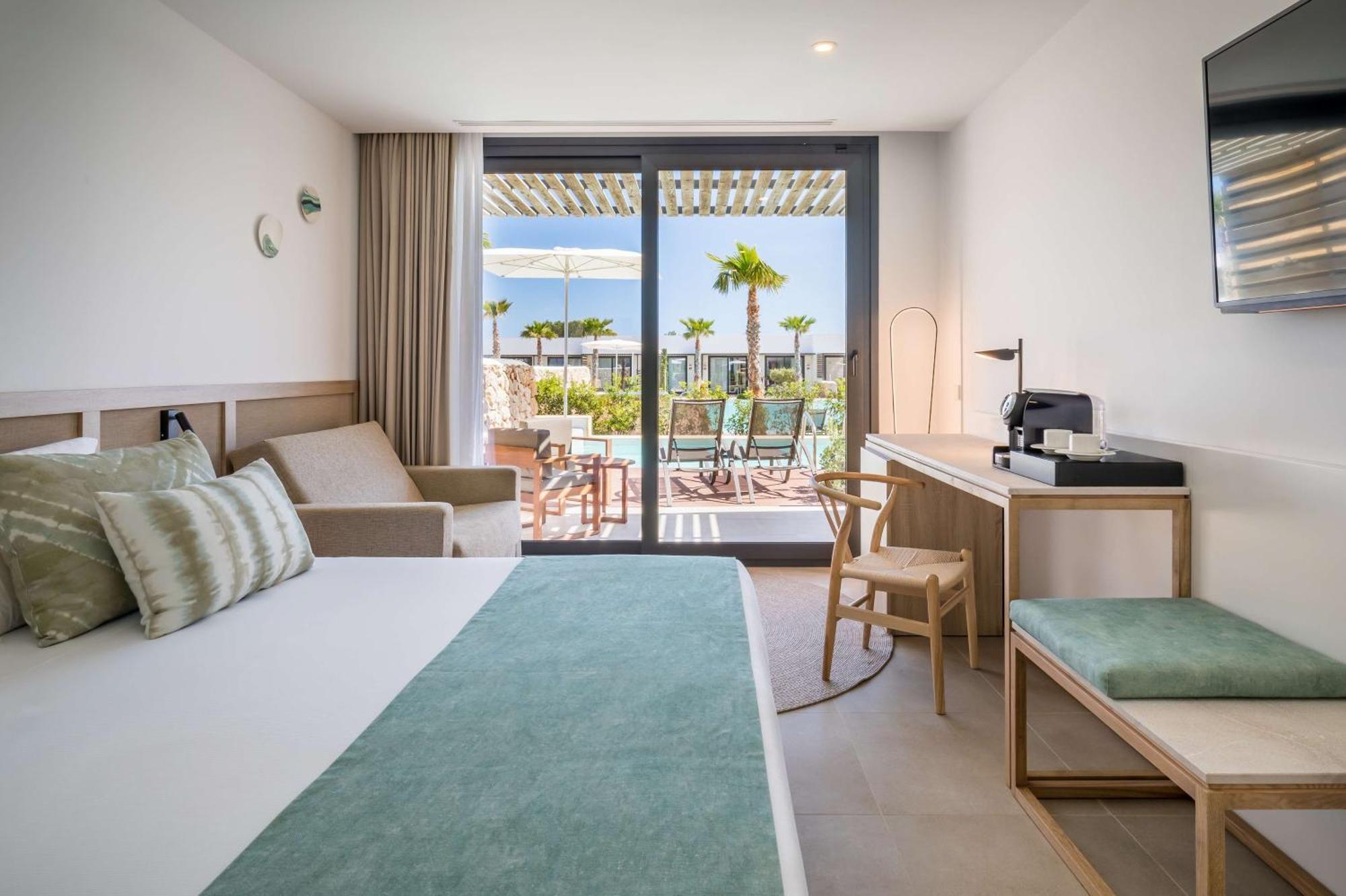 Junior Suite Semi-Private Pool