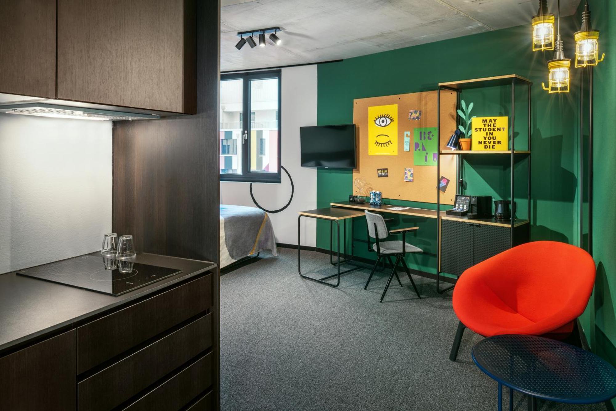 Deluxe Studio,1756698963:JPEG