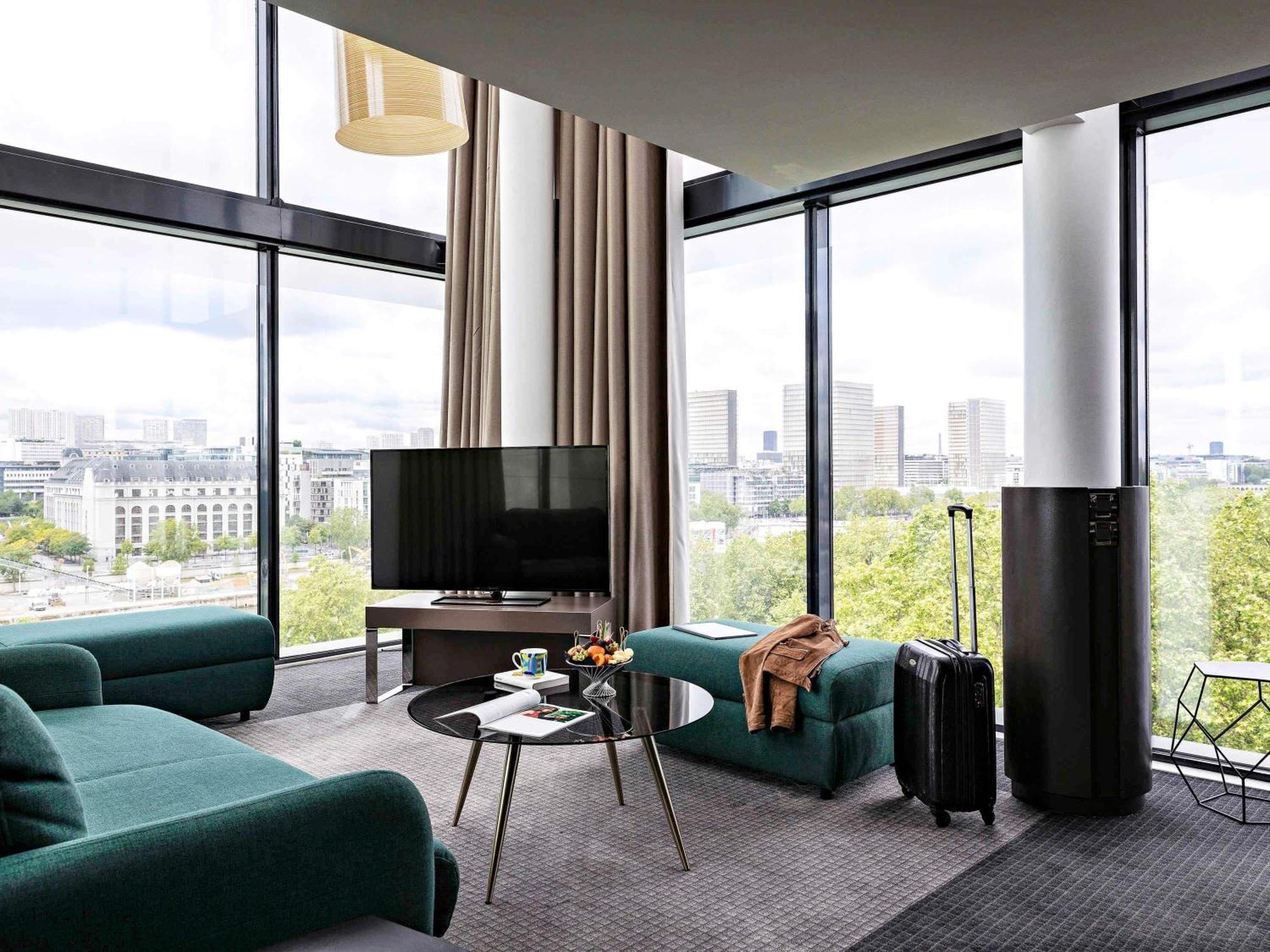 Suite Presidencial con 2 camas extragrandes y 1 sofá cama doble, planta alta, vistas a París