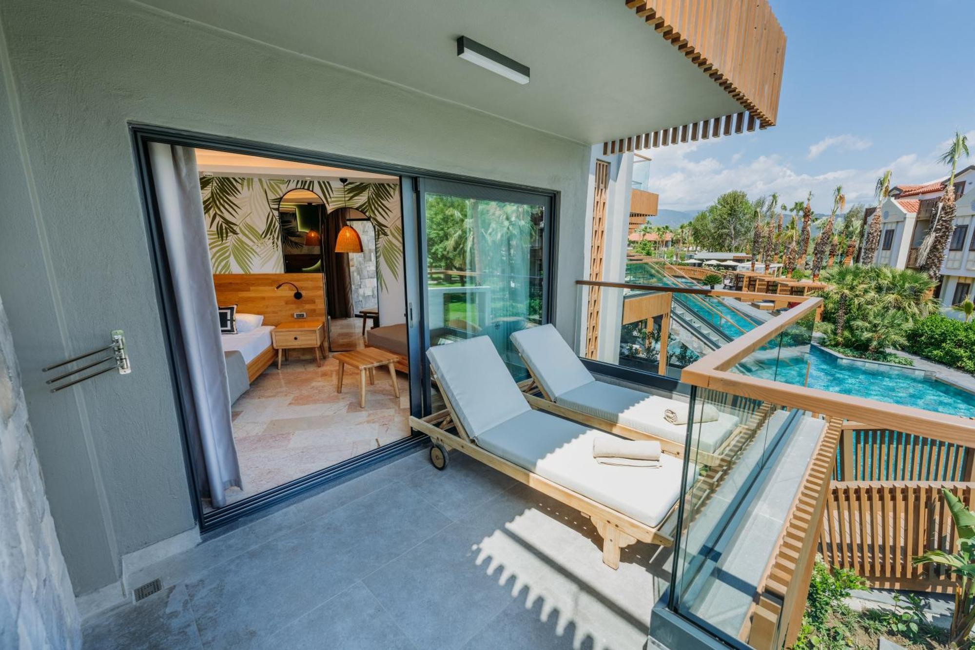 Lagoon Swim-Up Room Pool Access