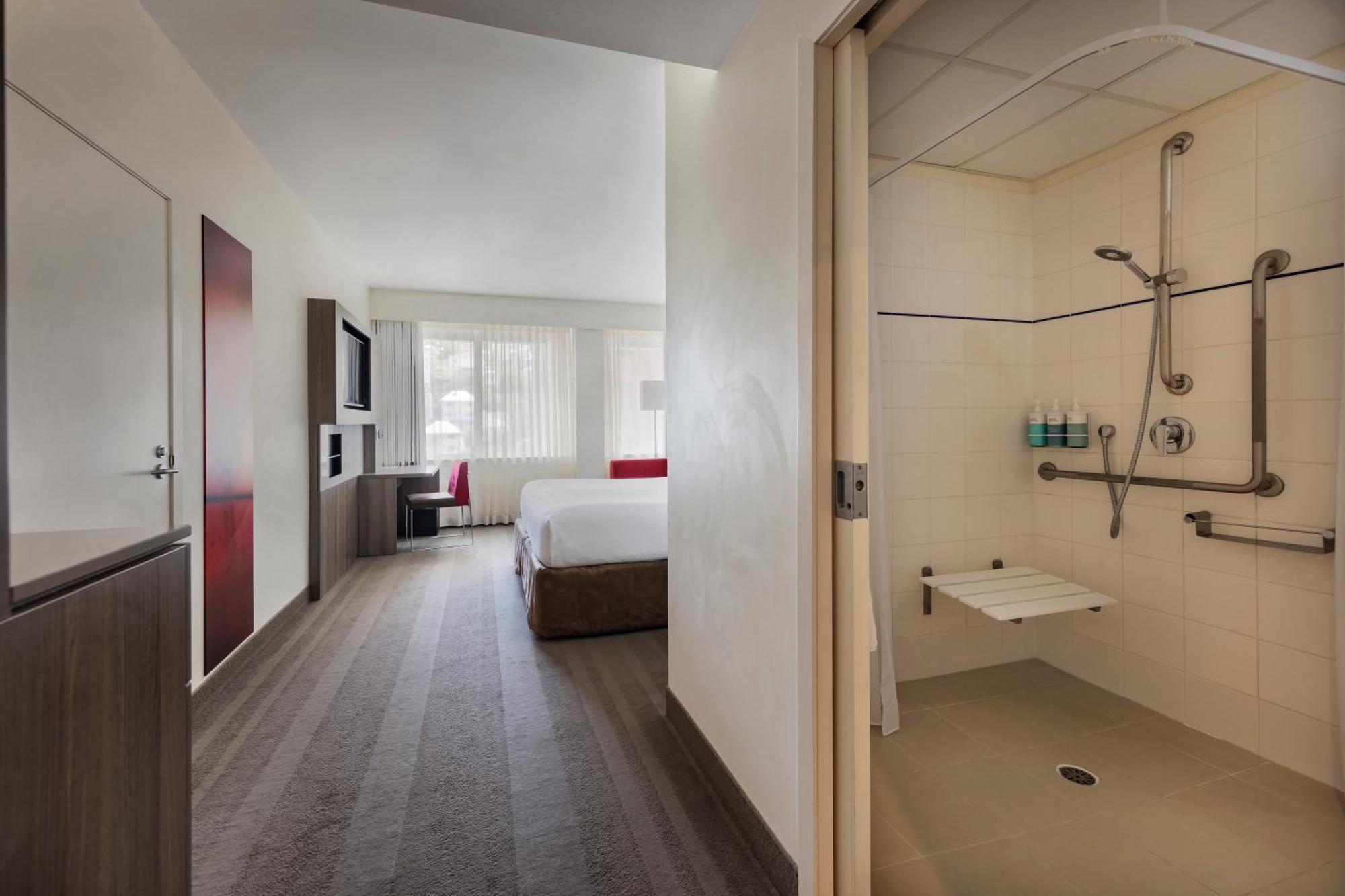 Superior King Room Accessible