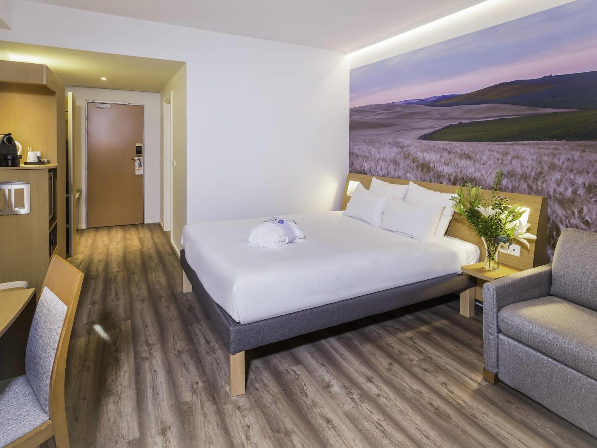 Executive Queen Room With Sofa Bed