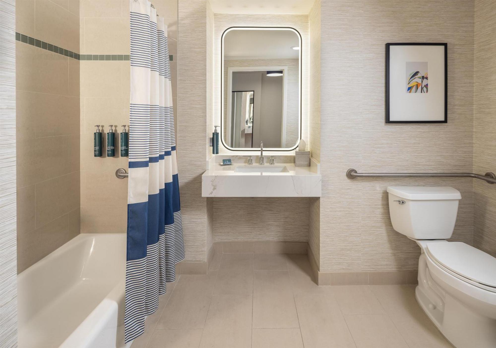 King Room with Pool View - Mobility Access/Bathtub