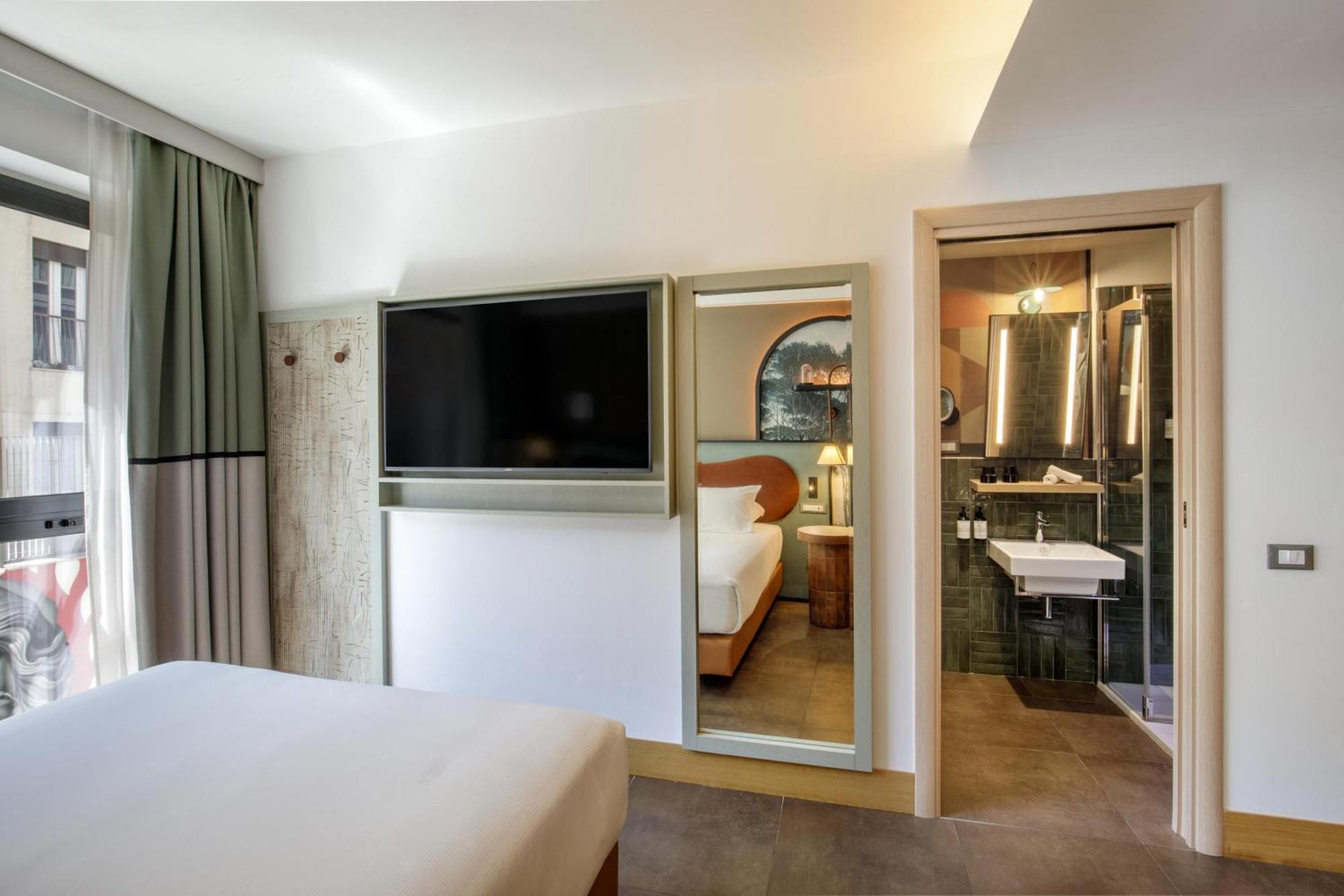 Queen Room Mobility Access