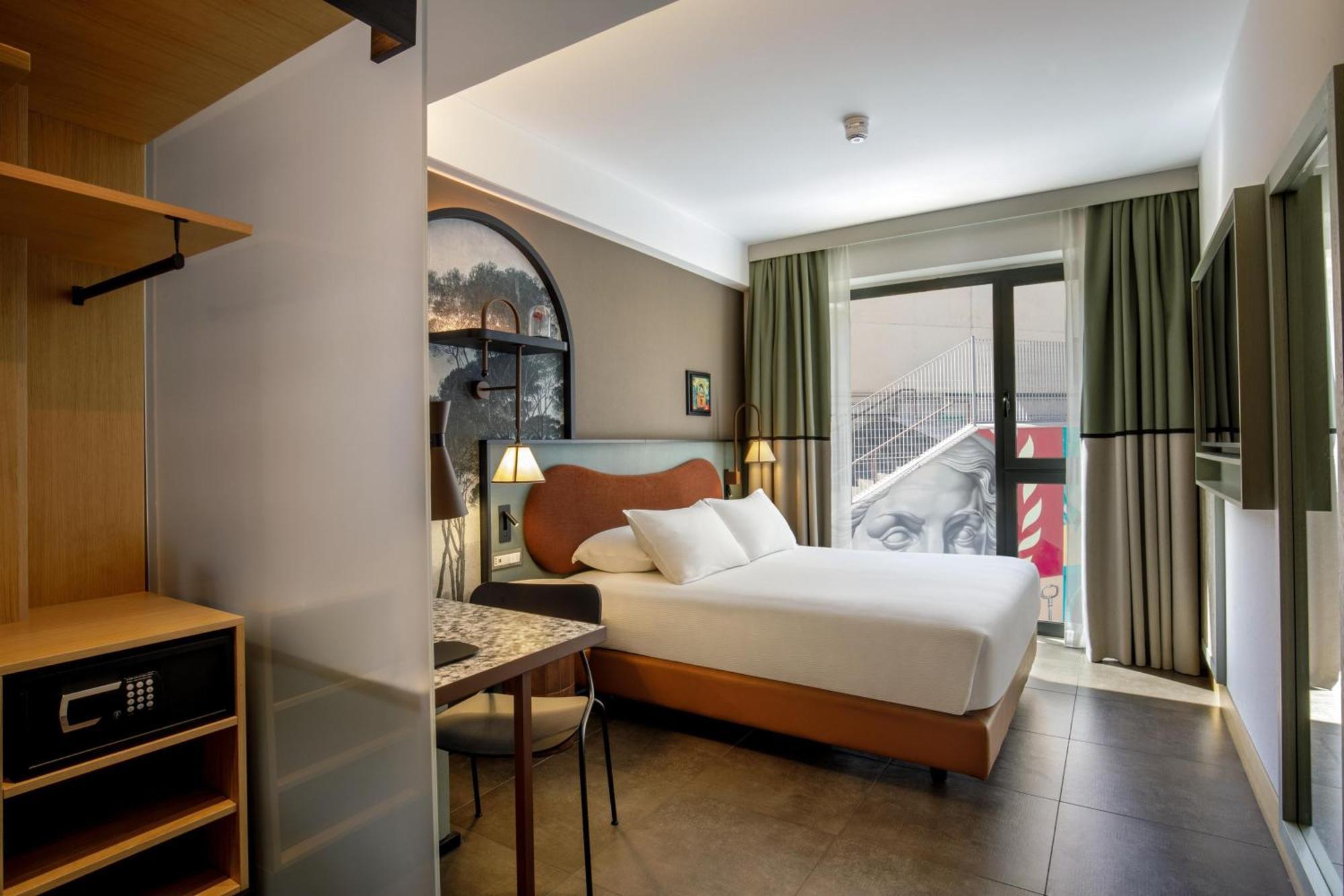 Queen Room Mobility Access