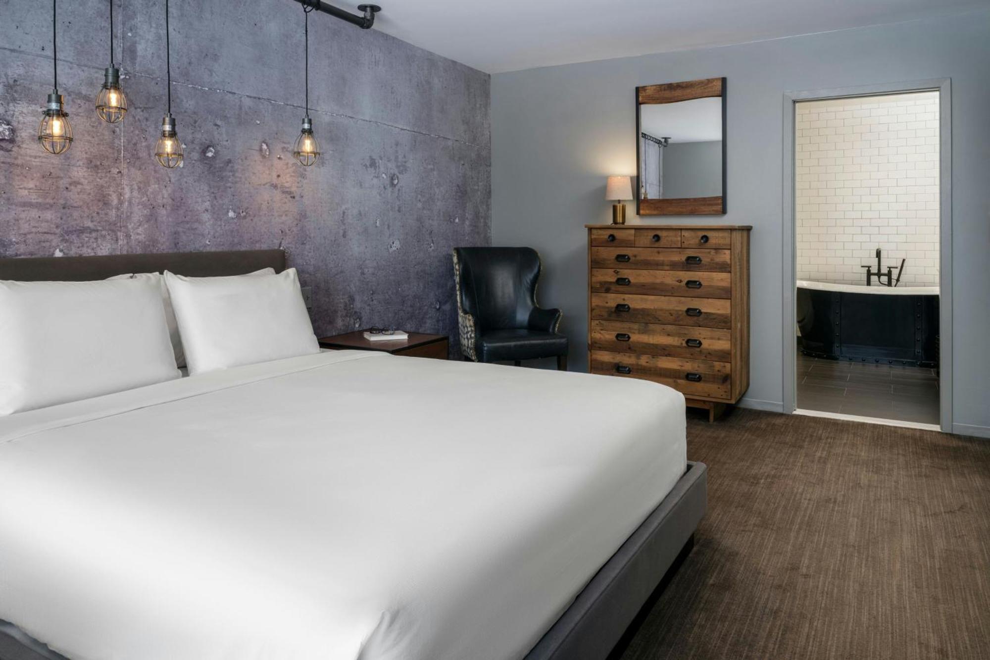 1 Bedroom Suite 1 King Courtyard view