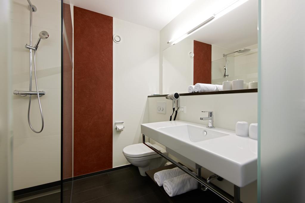 Zimmer mit Kingsize-Bett und Balkon