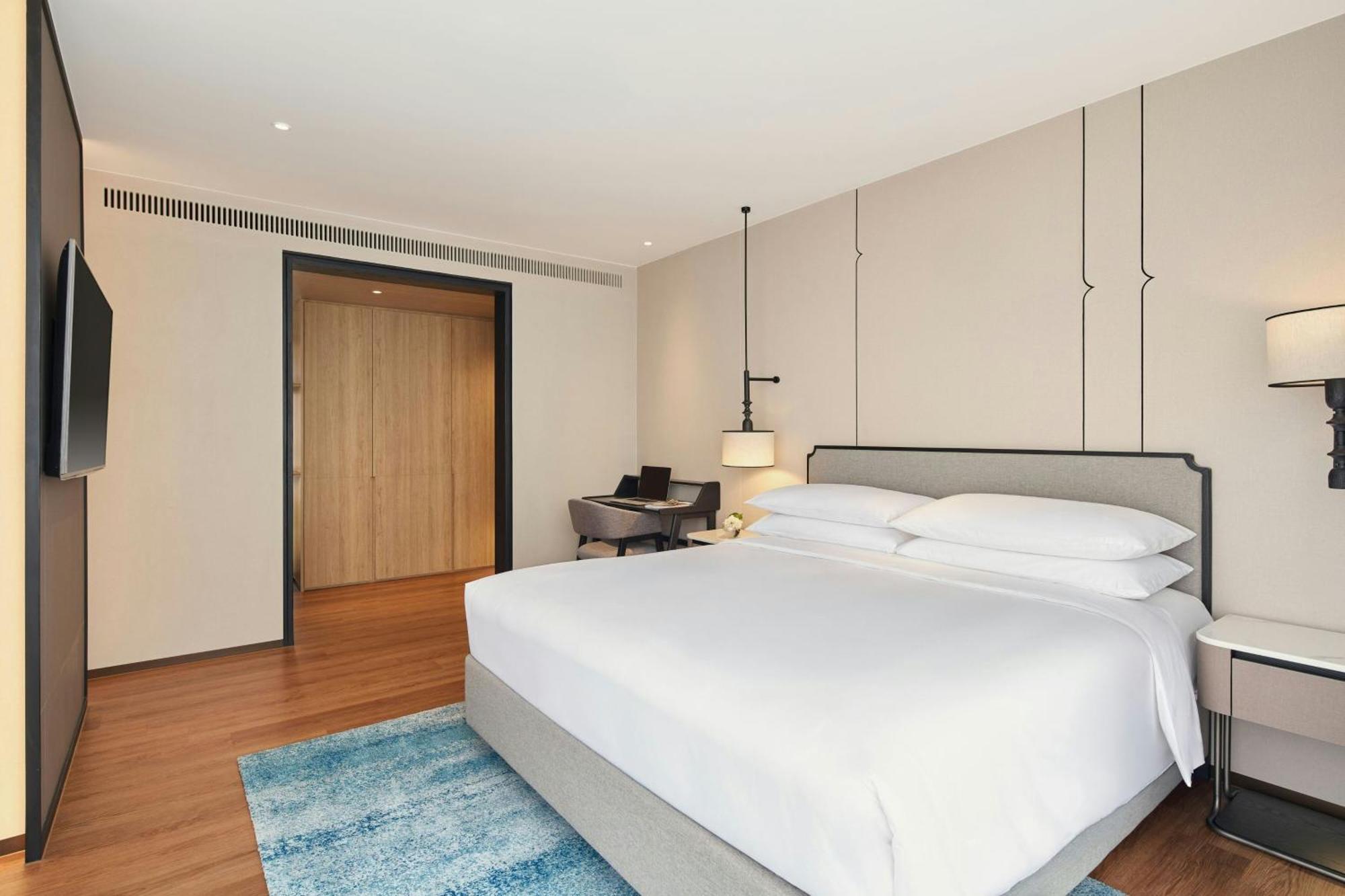 Three-Bedroom Executive Suite City View