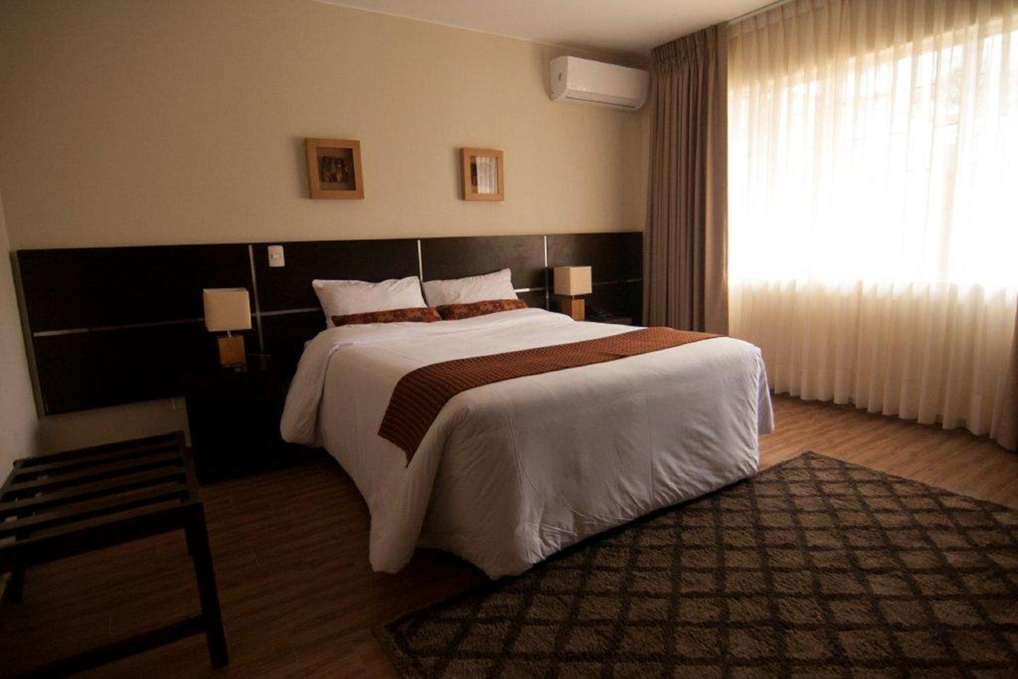 Habitación con cama grande