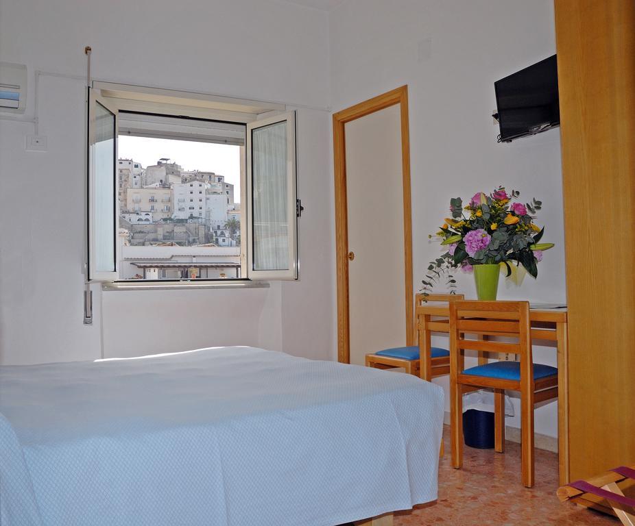 Kamer met 1 Groot Bed of 2 Aparte Bedden en Uitzicht op de Stad
