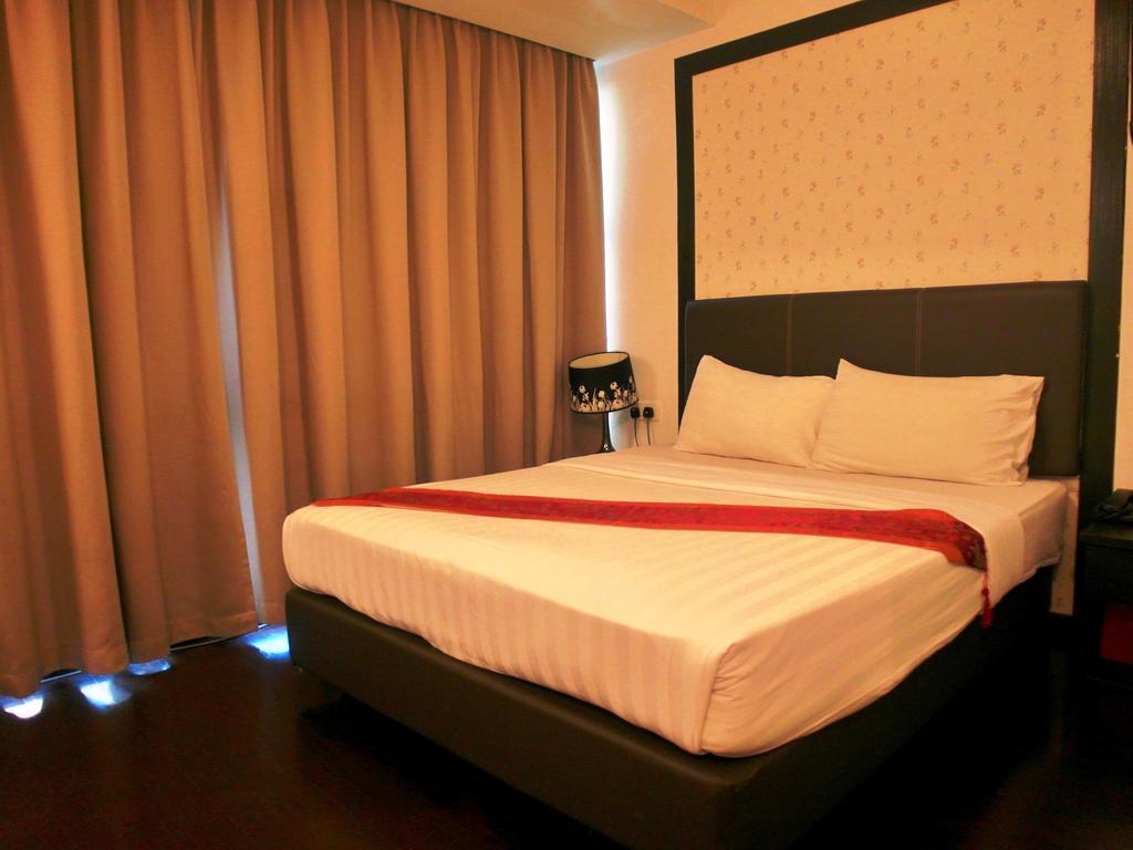 Superior Room with Partial Sea View