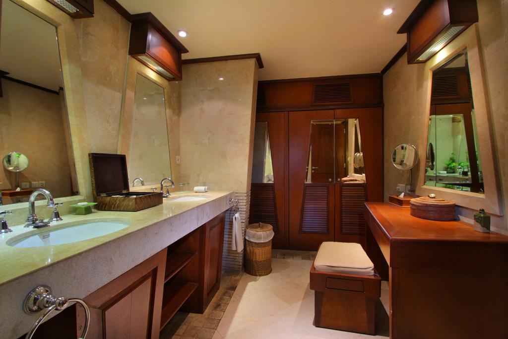 Alam Villa Lounge Access