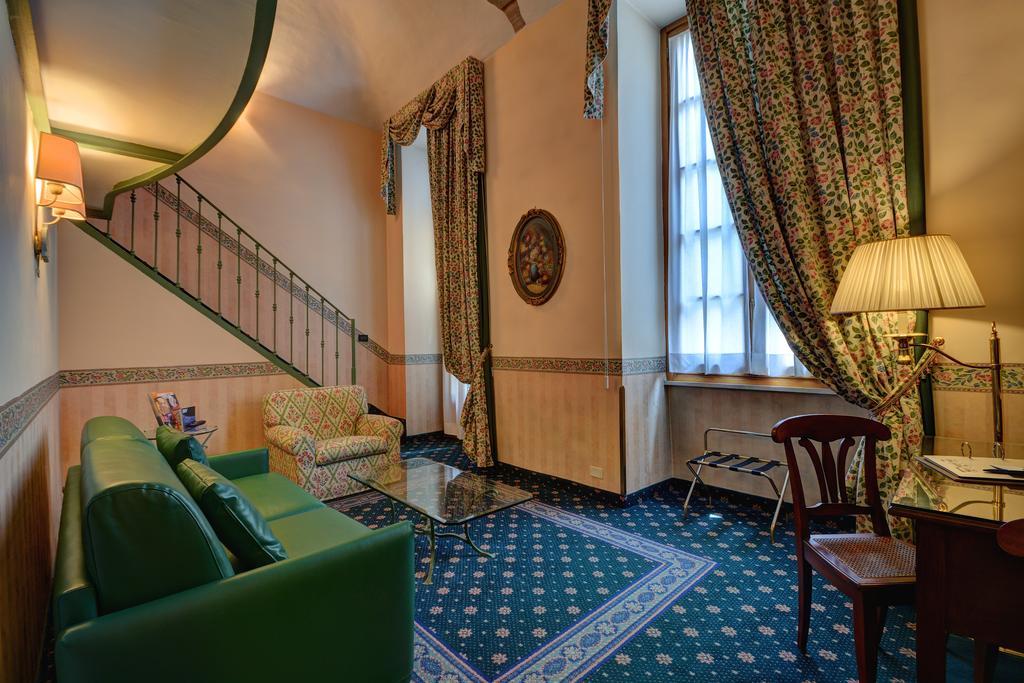 Junior Queen Suite