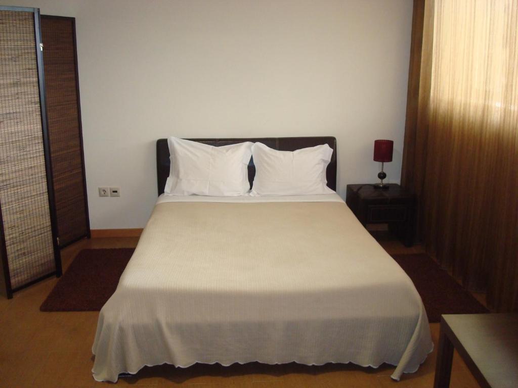 Studio (2 Adults),27420032:JPEG