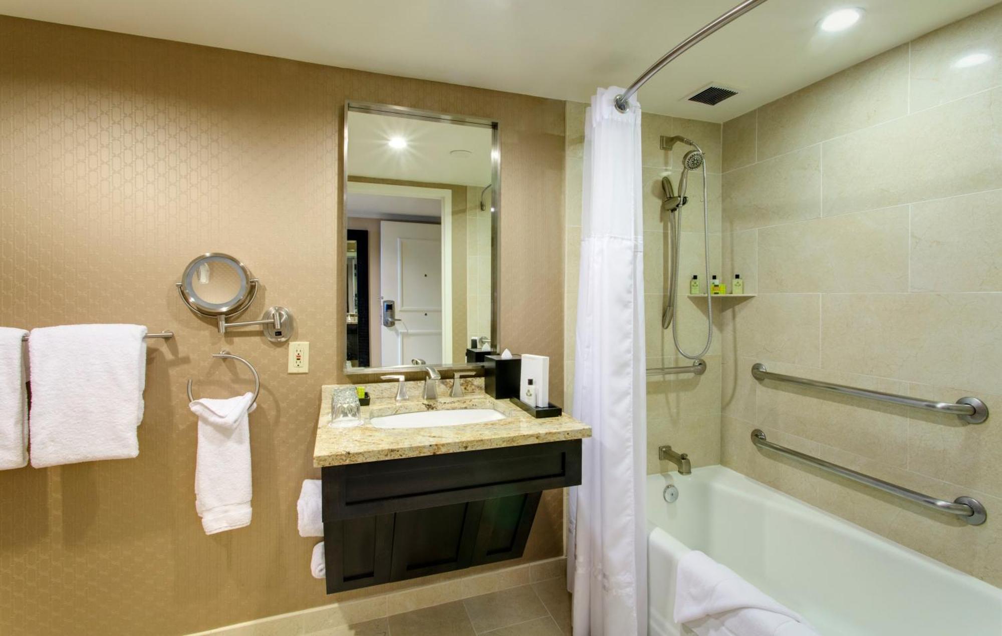 Classic Zimmer mit 2 Queensize-Betten und barrierefreier Badewanne – barrierefrei