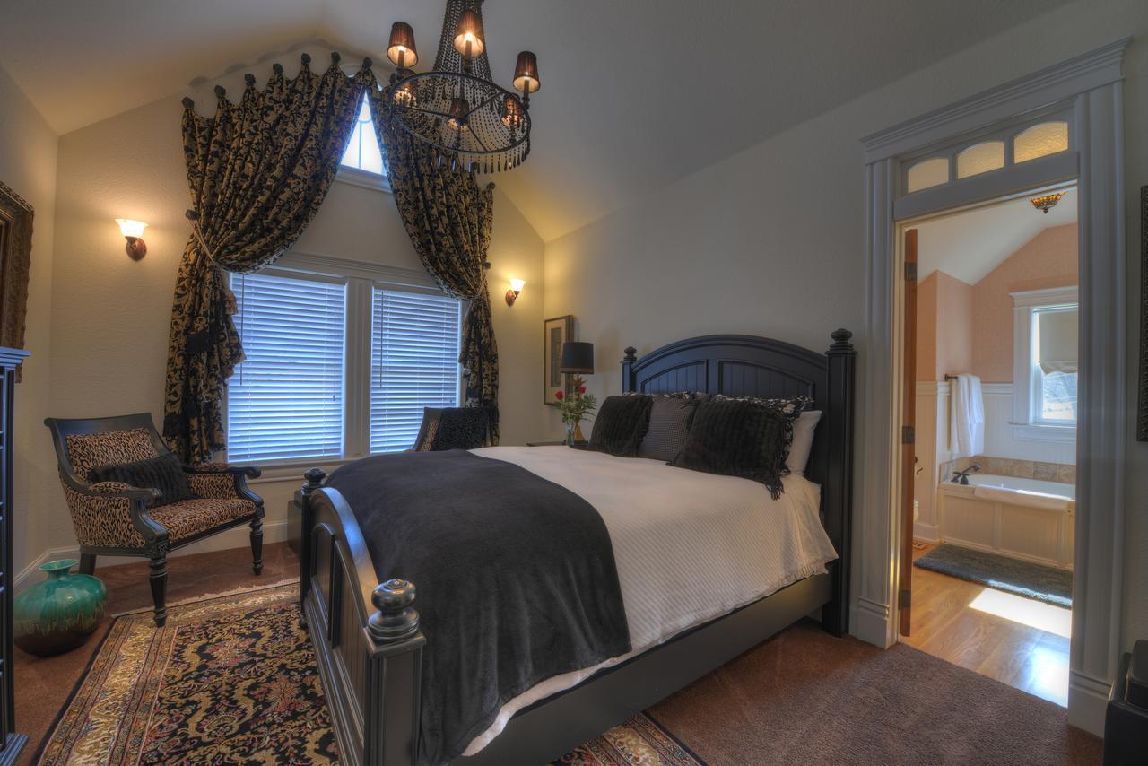 Deluxe Queen Room with Spa Bath