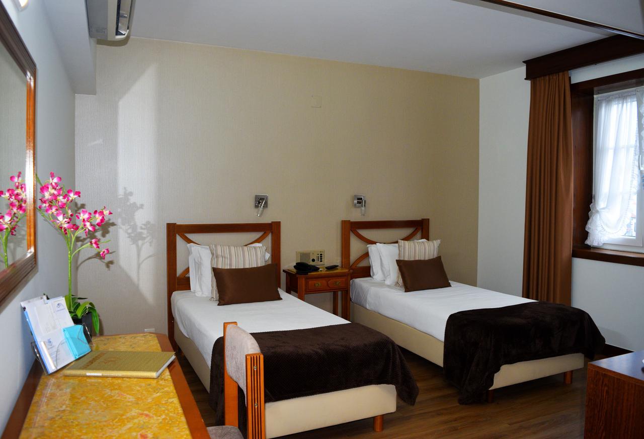 Quarto com 2 Camas de Solteiro