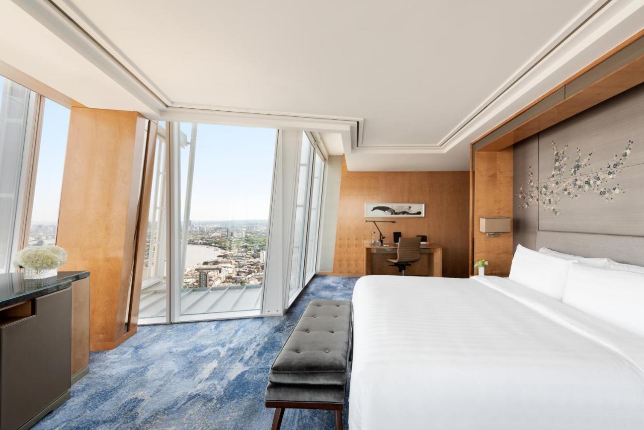 Kultiges Zimmer mit Kingsize-Bett und Stadtblick