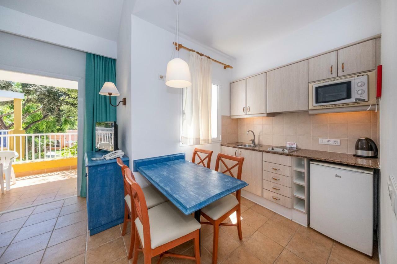 One-Bedroom Apartment with Balcony,888396220:JPEG