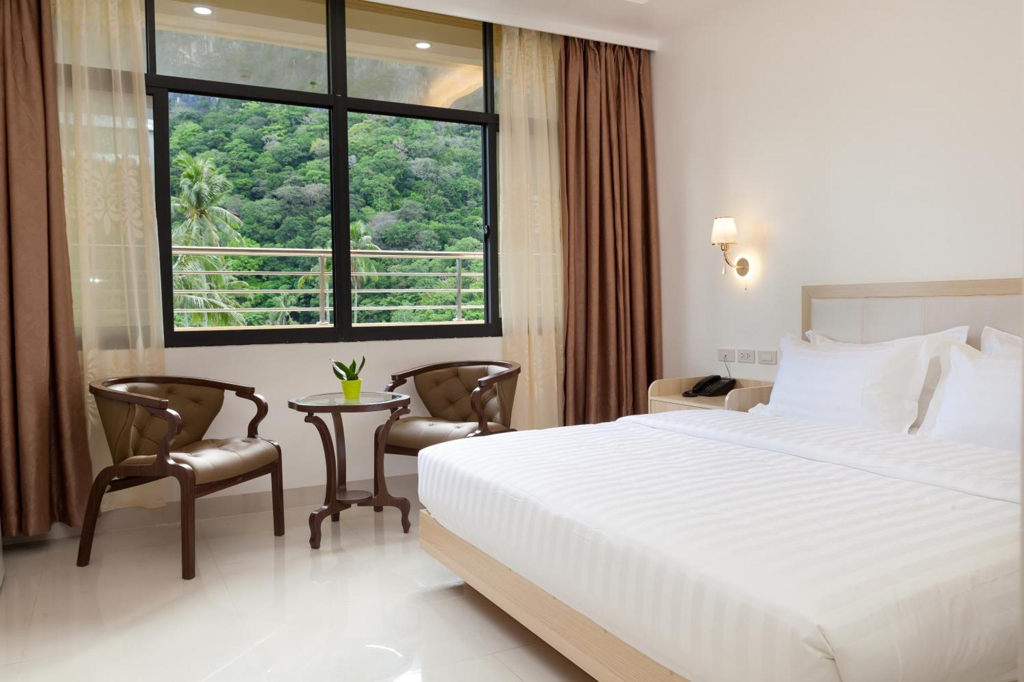 Deluxe Queen Room