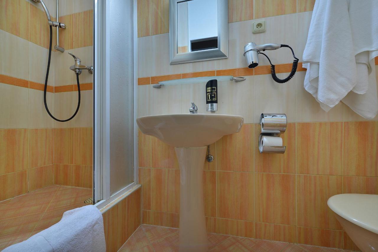 Doppel- oder Zweibettzimmer