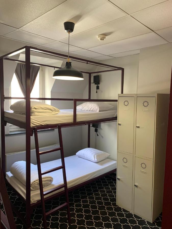 Cama en habitación compartida mixta con 4 camas y baño privado