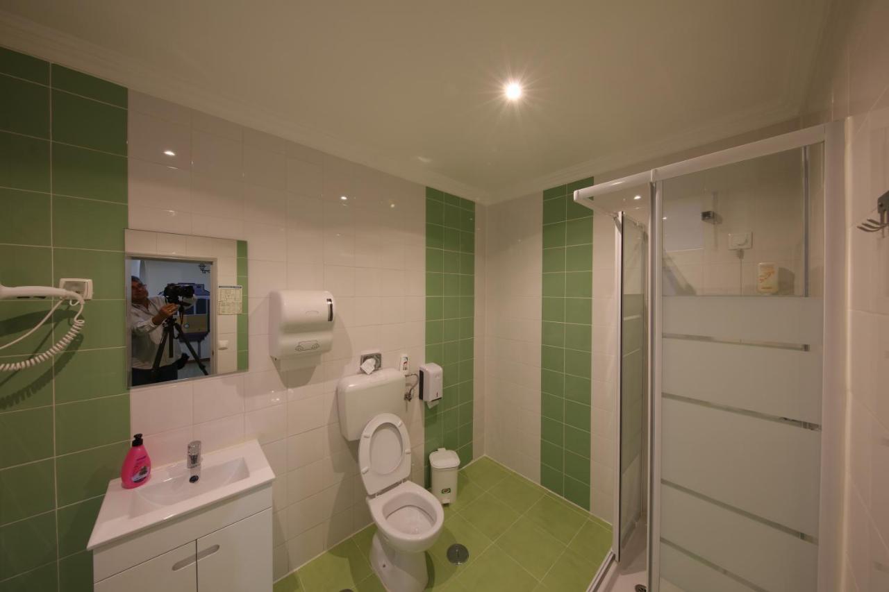 Tweepersoonskamer met Gedeelde Badkamer
