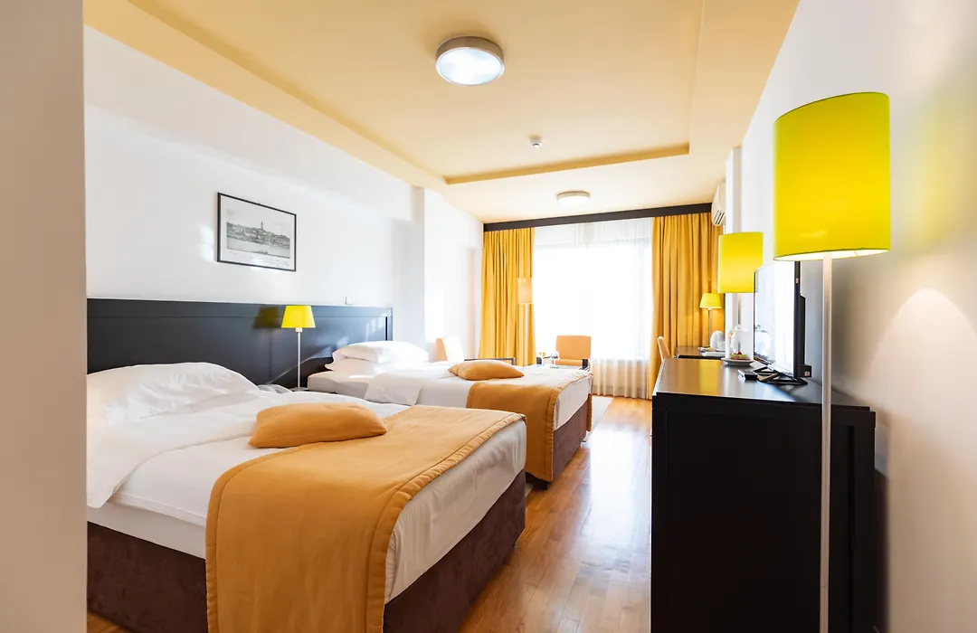 Hotel M-1
