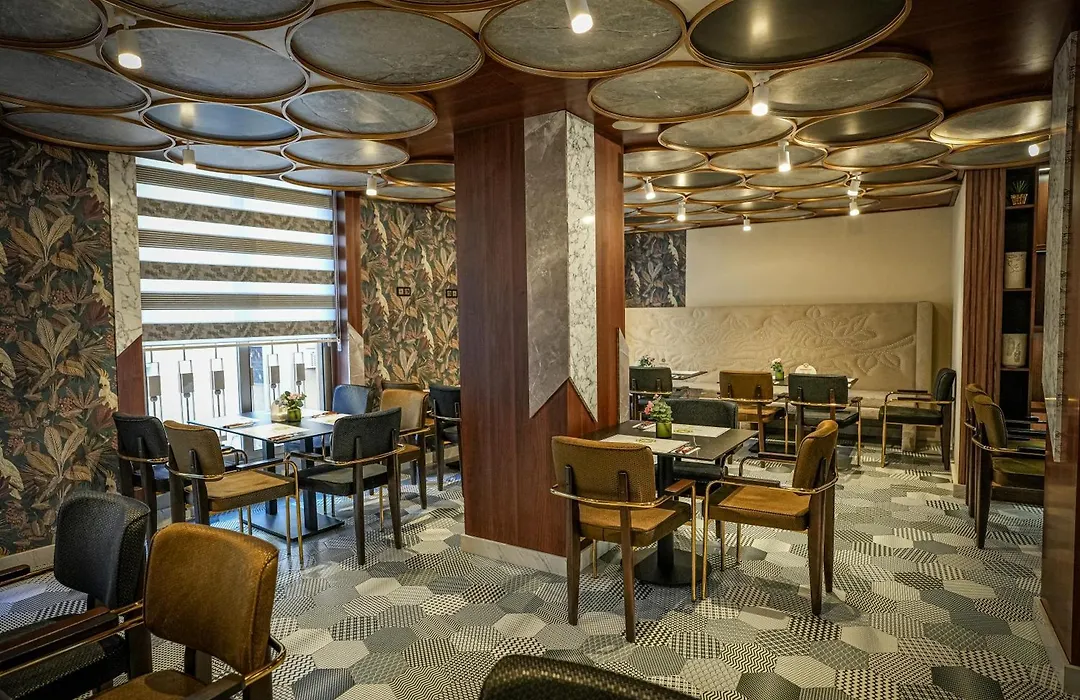 Magnifique Hotel-1