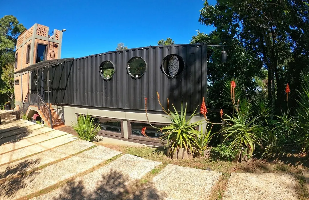 Casa Container 80 - Suítes privativas e sofisticadas integradas à natureza-1